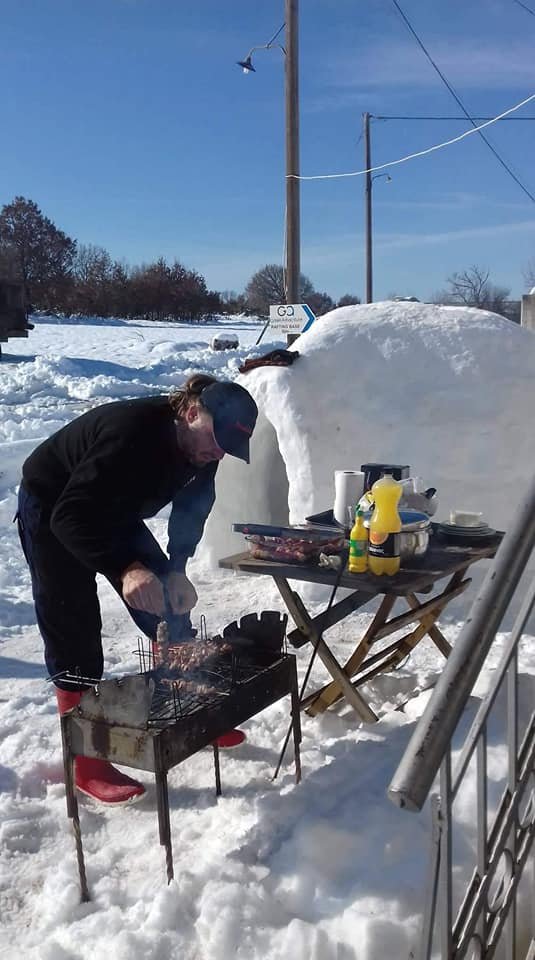  Θεός Γρεβενιωτης -Εφτιαξε ιγκλού έξω από το σπίτι του και το γιόρτασε με... μπάρμπεκιου [εικόνες] | iefimerida.gr 2
