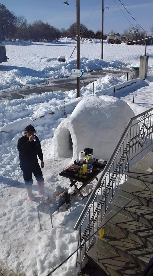  Θεός Γρεβενιωτης -Εφτιαξε ιγκλού έξω από το σπίτι του και το γιόρτασε με... μπάρμπεκιου [εικόνες] | iefimerida.gr 3