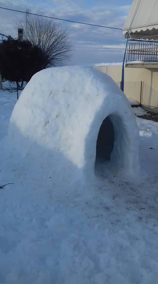  Θεός Γρεβενιωτης -Εφτιαξε ιγκλού έξω από το σπίτι του και το γιόρτασε με... μπάρμπεκιου [εικόνες] | iefimerida.gr 4