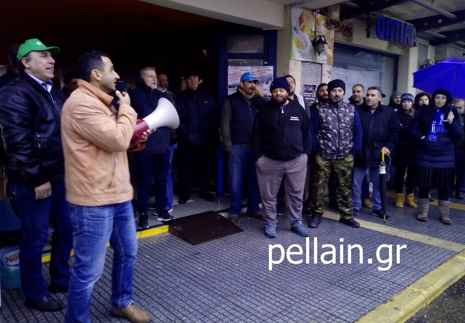 Αριδαία: Διαμαρτυρία για τις Πρέσπες έξω από το γραφείο βουλευτή του ΣΥΡΙΖΑ [εικόνες & βίντεο] | iefimerida.gr 1