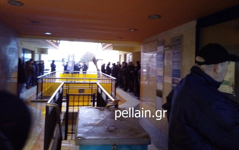 Αριδαία: Διαμαρτυρία για τις Πρέσπες έξω από το γραφείο βουλευτή του ΣΥΡΙΖΑ [εικόνες & βίντεο] | iefimerida.gr 2