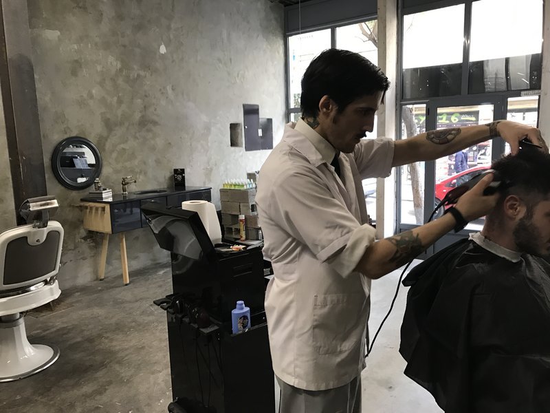 Mmiri ozuzo: Το τελευταίο σπίτι του Κολοκοτρώνη, στο κέντρο της Αθήνας, μετατράπηκε σε χώρο ομορφιάς μόνο για άνδρες [εικόνες]  | iefimerida.gr 11