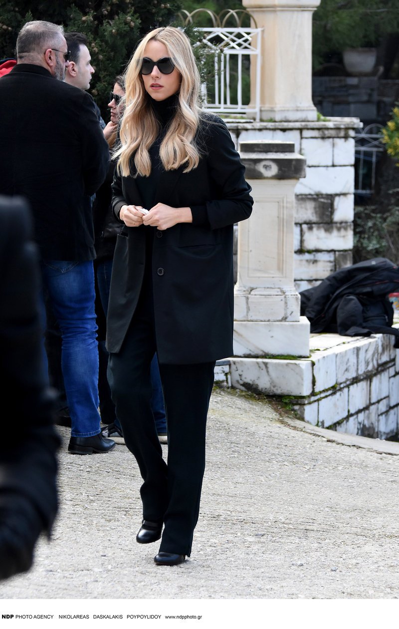 Τα κορίτσια του Θέμου Aναστασιάδη είπαν το τελευταίο αντίο στον τηλεοπτικό τους δάσκαλο [εικόνες] | iefimerida.gr 2