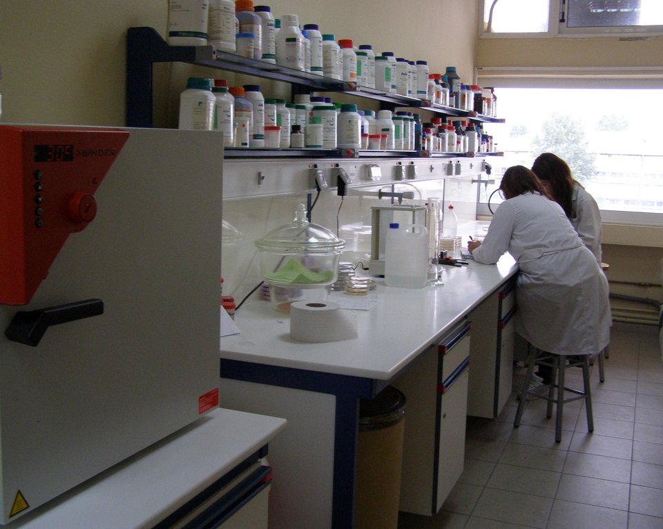 Η μέθοδος της καλλιέργειας των φαρμακευτικών μανιταριών σε υγρό θρεπτικό υπόστρωμα σε γυάλινες φιάλες και σε βιοαντιδραστήρες, είναι μια εναλλακτική μέθοδος που εφαρμόζεται στο Εργαστήριο Μικροβιολογίας και Βιοτεχνολογίας Τροφίμων του ΤΕΙ Θεσσαλίας