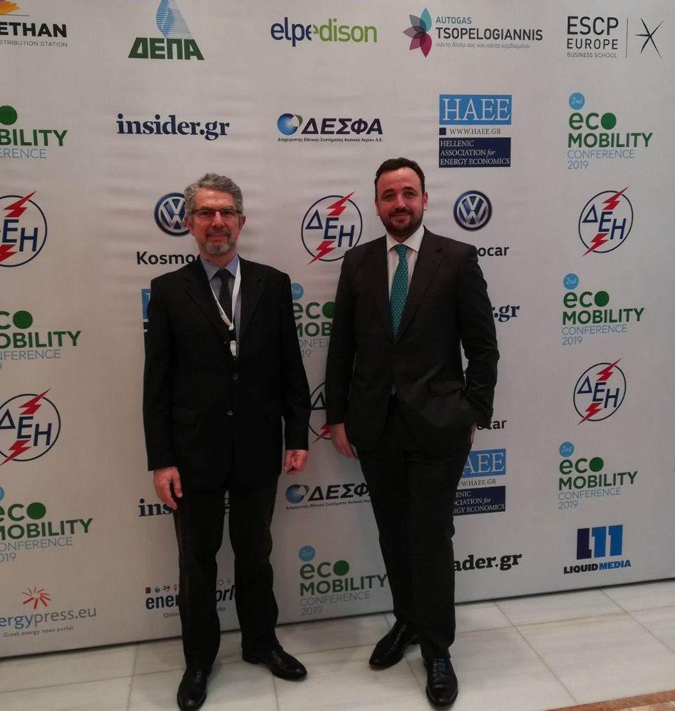 (Από Αριστερά προς τα Δεξιά): O κ. Ιωσήφ Φλωρεντίν, Διευθυντής  Εταιρικής Ανάπτυξης του ΔΕΣΦΑ και ο κ. Fernando Alejandro Kalligas Castiella, μέλος του ΔΣ του ΔΕΣΦΑ και Country Manager της Enagas