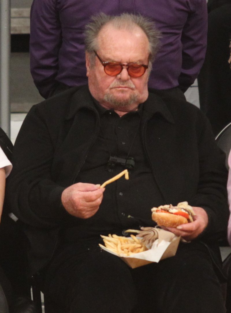 Αγνώριστος Τζακ Νίκολσον -Με παραπανίσια κιλά, τρώει πατάτες σε αγώνα μπάσκετ [εικόνες] | iefimerida.gr 0