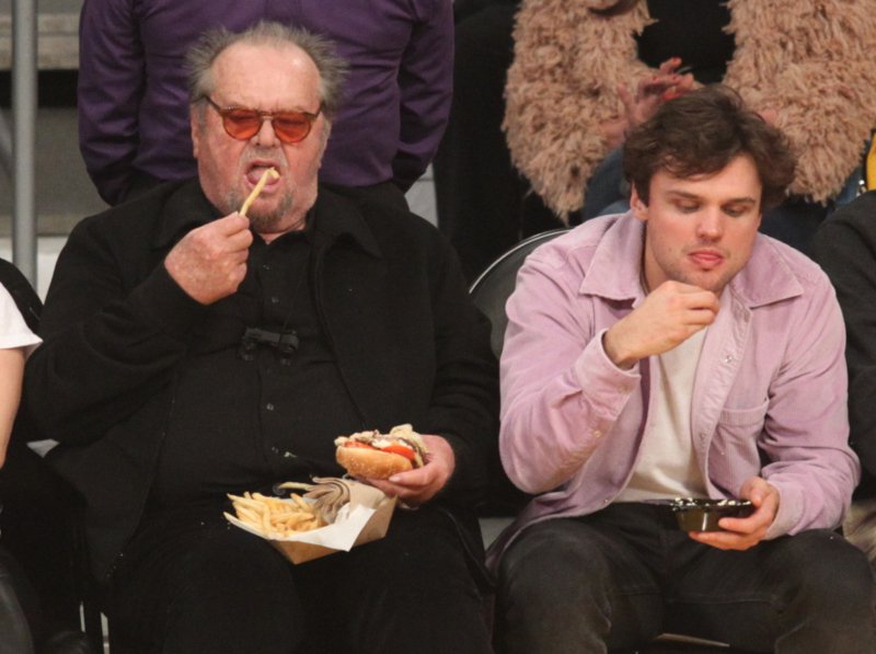 Αγνώριστος Τζακ Νίκολσον -Με παραπανίσια κιλά, τρώει πατάτες σε αγώνα μπάσκετ [εικόνες] | iefimerida.gr 1