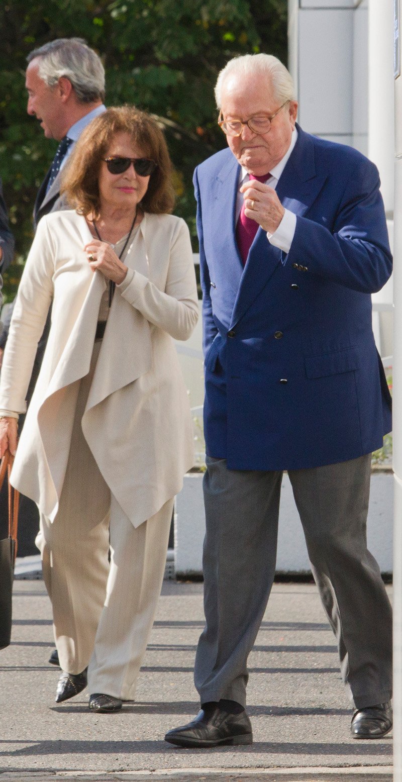 Ο Ζαν Μαρί Λεπέν εξήρε επαίνεσε το «θάρρος και την αποφασιστικότητα» της συζύγου του