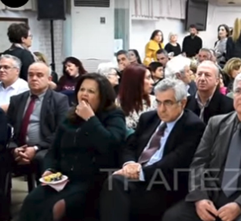 Η Χαρά Καφαντάρη την ώρα που ακούει τους Ποντίους να της φωνάζουν να φύγει από την αίθουσα