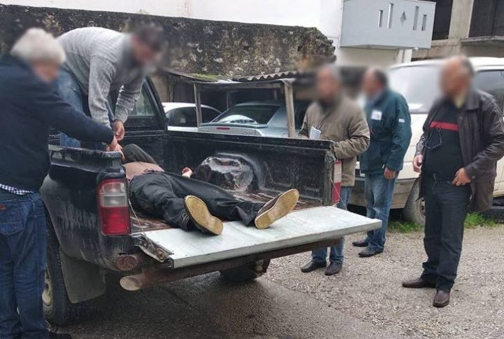 Ετσι περιαστικοί τον έβαλαν σε καρότσα και τον μετέφεραν στο Ιατρικό Κέντρο.