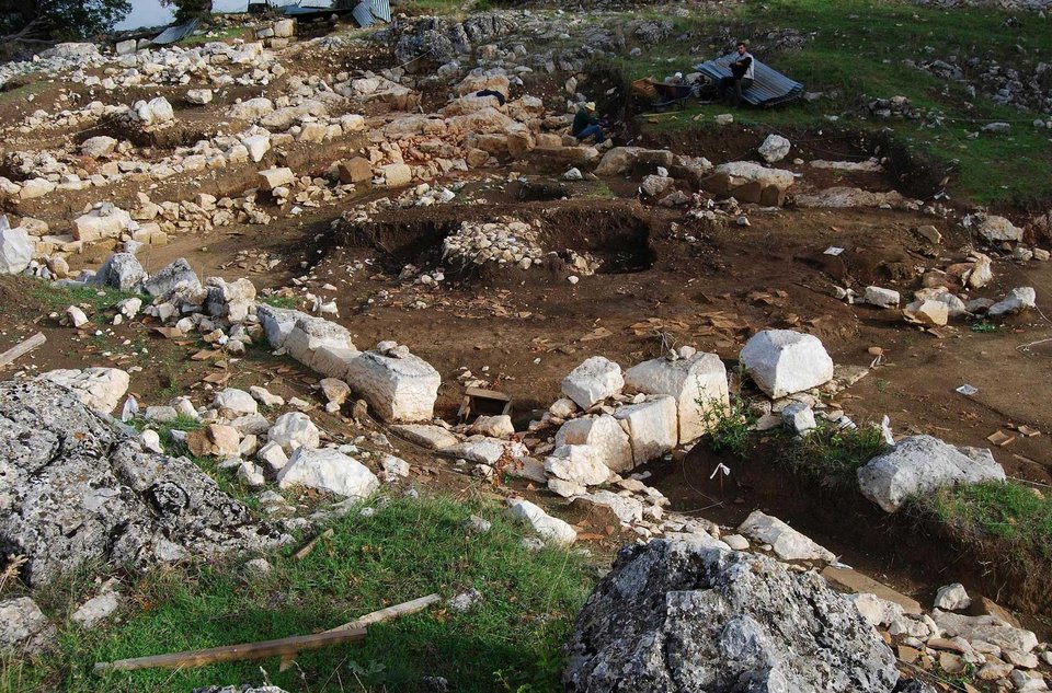 Η κατασκευή των κτιρίων τοποθετείται χρονικά από τα τέλη του 4ου ως τις αρχές του 3ου αιώνα π.Χ.