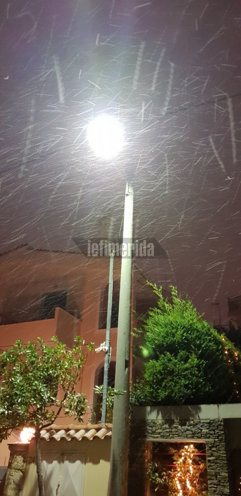 Χιονόπτωση στην Κηφισιά νωρίς το βράδυ της Δευτέρας