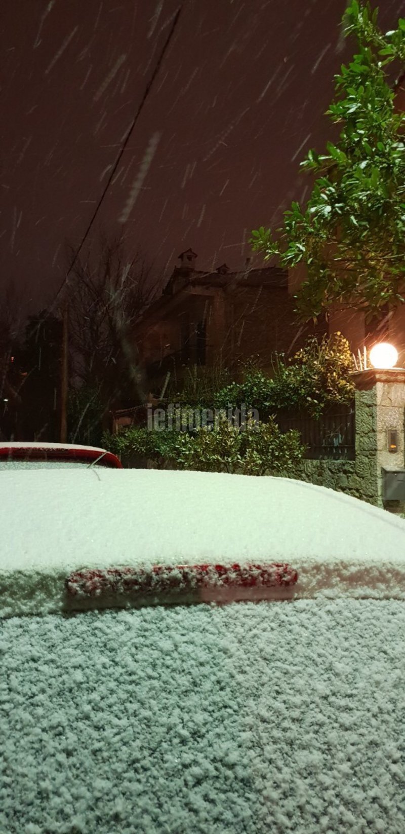 Αρχισε να το... στρώνει, τουλάχιστον πάνω στα σταθμευμένα αυτοκίνητα