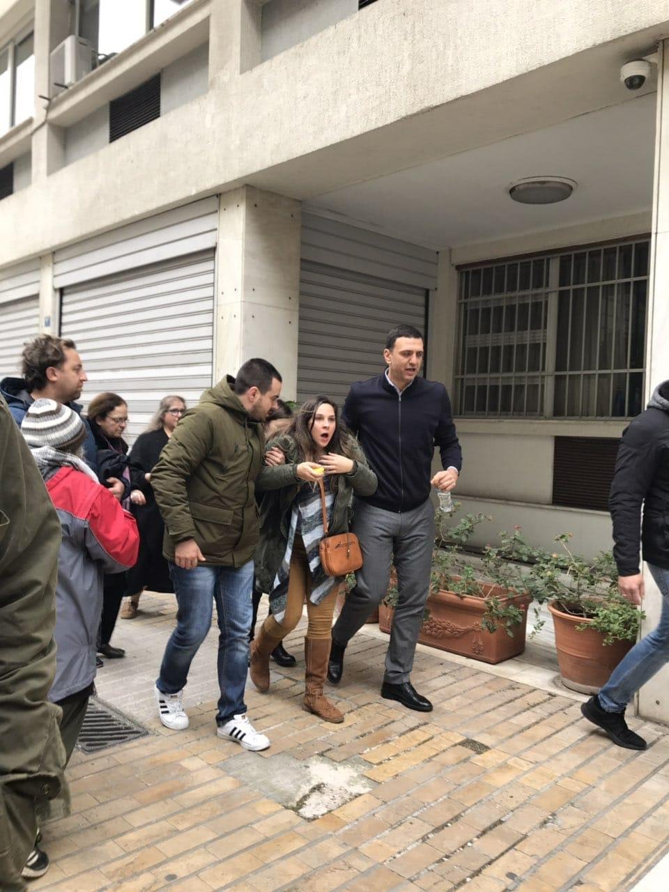 Ο Κικίλιας στο συλλαλητήριο βοήθησε κοπέλα με αναπνευστικά προβλήματα μετά τη ρίψη χημικών [εικόνες] | iefimerida.gr 1