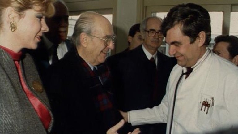 Ο Δημήτρης Κρεμαστινός (δεξιά), χαιρετά τον Ανδρέα Παπανδρέου από τα βλέμματα της Δημ. Λιάνη και του Απ. Κακλαμάνη