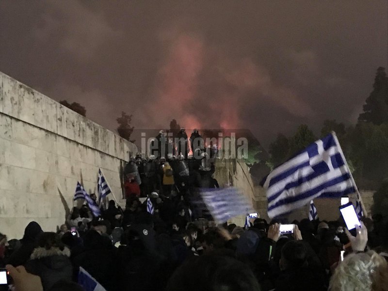 Επεισόδια έξω από τη Βουλή -Κουκουλοφόροι ξήλωσαν πεζοδρόμια, πέταξαν πέτρες κατά των ΜΑΤ -Ενας τραυματίας [εικόνες & βίντεο] | iefimerida.gr 1