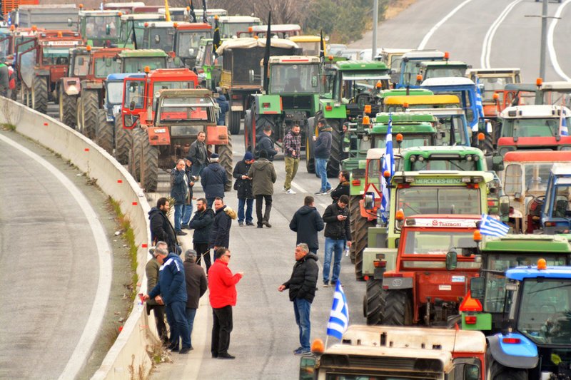 Κλειστή η εθνική οδός και στα 2 ρεύματα, στον κόμβο Νίκαιας