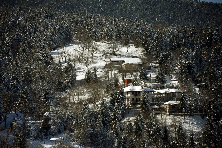 Απλά μαγικό το τοπίο στην χιονισμένη λίμνη Πλαστήρα [εικόνες] | iefimerida.gr 1