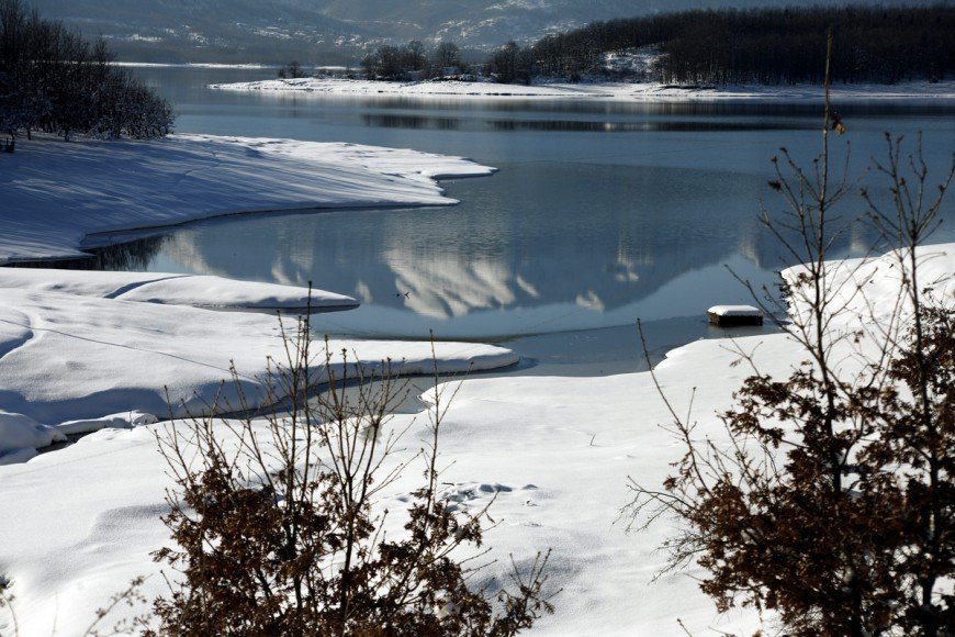 Απλά μαγικό το τοπίο στην χιονισμένη λίμνη Πλαστήρα [εικόνες] | iefimerida.gr 3