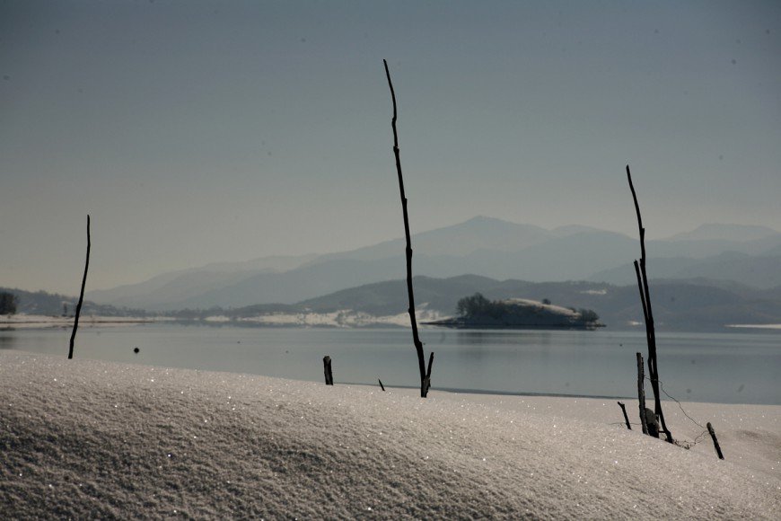 Απλά μαγικό το τοπίο στην χιονισμένη λίμνη Πλαστήρα [εικόνες] | iefimerida.gr 4