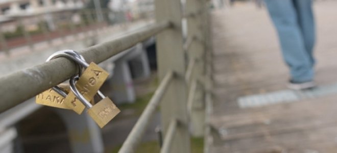 Λουκέτα της αγάπης στην γεφυρα Αλκαζάρ στην Λάρισα.