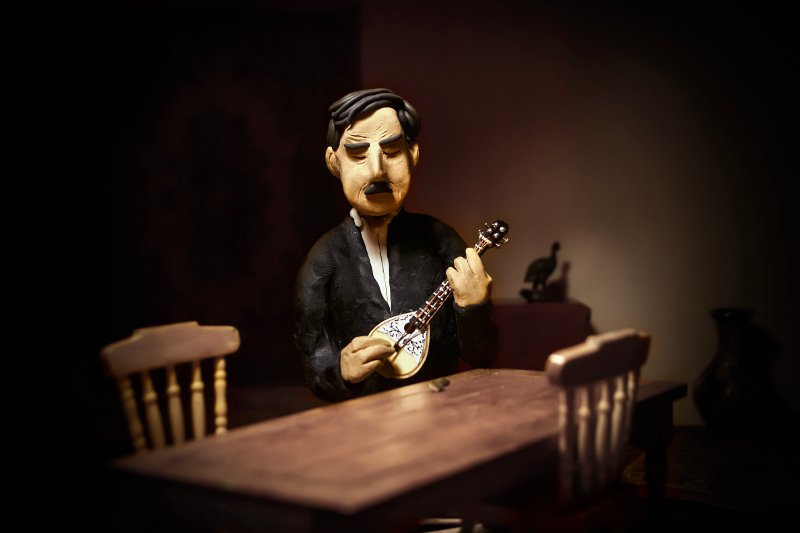 Ο Μάρκος Βαμβακάρης παίζοντας μπουζούκι