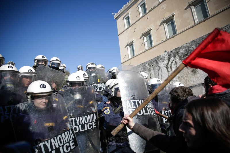 Ενταση στα σκαλιά του Αγνωστου Στρατιώτη στο συλλαλητήριο των εκπαιδευτικών [βίντεο] | iefimerida.gr 3