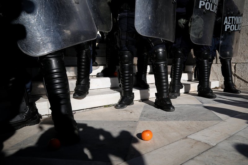 Ενταση στα σκαλιά του Αγνωστου Στρατιώτη στο συλλαλητήριο των εκπαιδευτικών [βίντεο] | iefimerida.gr 1