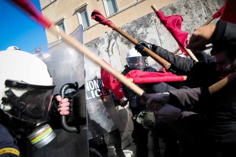 Ενταση στα σκαλιά του Αγνωστου Στρατιώτη στο συλλαλητήριο των εκπαιδευτικών [βίντεο] | iefimerida.gr 0