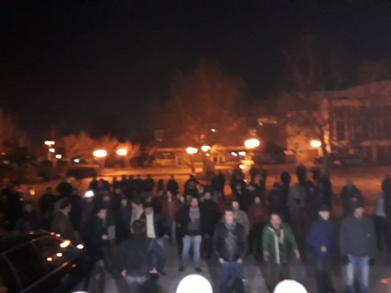 Συμπλοκές διαδηλωτών με ΜΑΤ έξω από εκδήλωση του ΣΥΡΙΖΑ με ομιλητή τον Σκουρλέτη [εικόνες] | iefimerida.gr 0