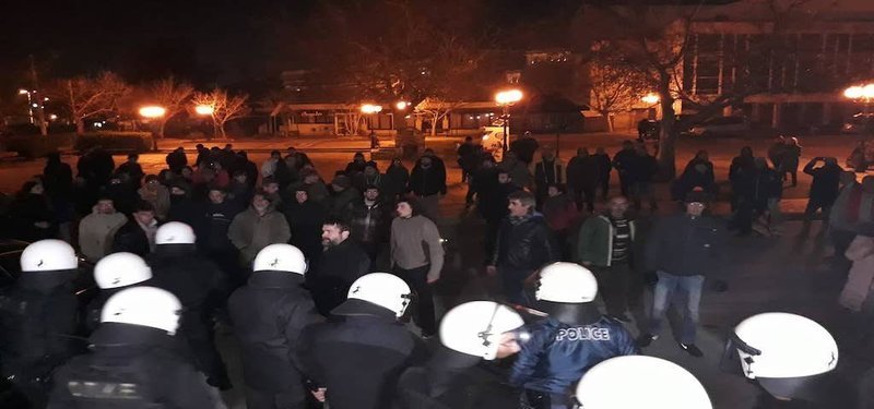 Συμπλοκές διαδηλωτών με ΜΑΤ έξω από εκδήλωση του ΣΥΡΙΖΑ με ομιλητή τον Σκουρλέτη [εικόνες] | iefimerida.gr 1