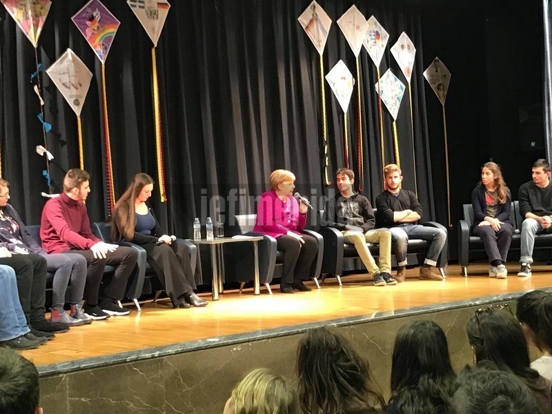 Στη Γερμανική Σχολή η Μέρκελ [εικόνες & βίντεο] | iefimerida.gr 1