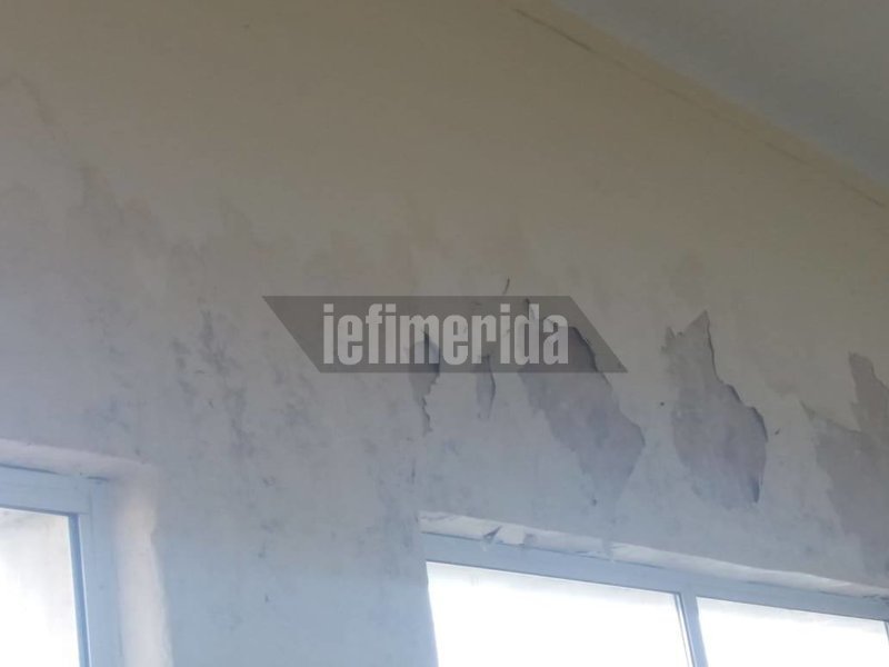 Εικόνες ντροπής σε σχολείο στο Μεταξουργείο: Πλημμυρισμένες αίθουσες, πεσμένοι σοβάδες, διαρροές υδάτων [εικόνες] | iefimerida.gr 1