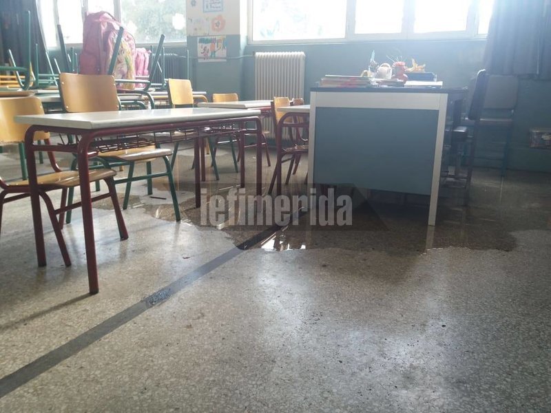 Εικόνες ντροπής σε σχολείο στο Μεταξουργείο: Πλημμυρισμένες αίθουσες, πεσμένοι σοβάδες, διαρροές υδάτων [εικόνες] | iefimerida.gr 2