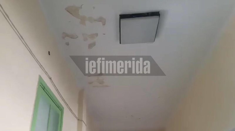 Εικόνες ντροπής σε σχολείο στο Μεταξουργείο: Πλημμυρισμένες αίθουσες, πεσμένοι σοβάδες, διαρροές υδάτων [εικόνες] | iefimerida.gr 5
