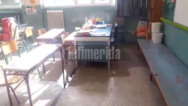 Εικόνες ντροπής σε σχολείο στο Μεταξουργείο: Πλημμυρισμένες αίθουσες, πεσμένοι σοβάδες, διαρροές υδάτων [εικόνες] | iefimerida.gr 0