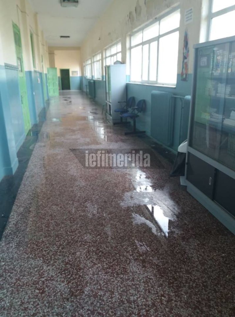 Εικόνες ντροπής σε σχολείο στο Μεταξουργείο: Πλημμυρισμένες αίθουσες, πεσμένοι σοβάδες, διαρροές υδάτων [εικόνες] | iefimerida.gr 4