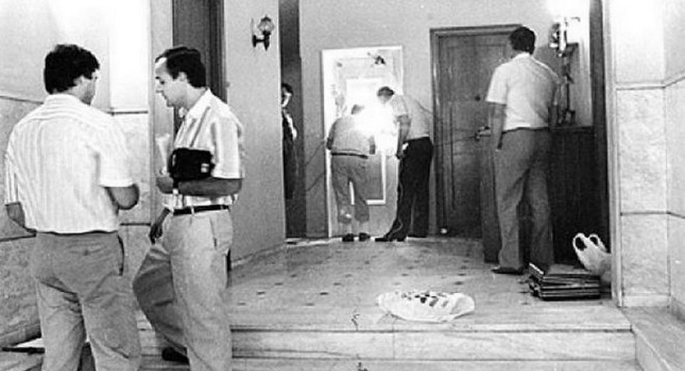 Η είσοδος της πολυκατοικίας όπου στεγαζόταν το γραφείο του βουλευτή της ΝΔ
