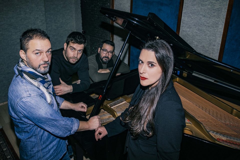 Δύο συνθέτες της νεότερης γενιάς ανταποκρίνονται στην πρόκληση να μελοποιήσουν τον χαρακτηριστικό ερωτικό λόγο των δύο ποιητών και εμπιστεύονται τα τραγούδια τους σε δύο επίσης νέους, ταλαντούχους ερμηνευτές