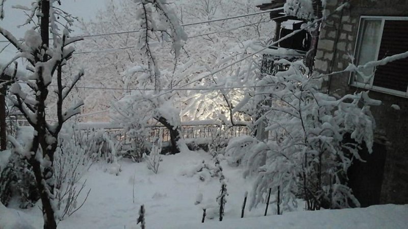 Στα λευκά η μισή Ελλάδα -Χιόνι ως τη θάλασσα, απίστευτες εικόνες [βίντεο] | iefimerida.gr 11