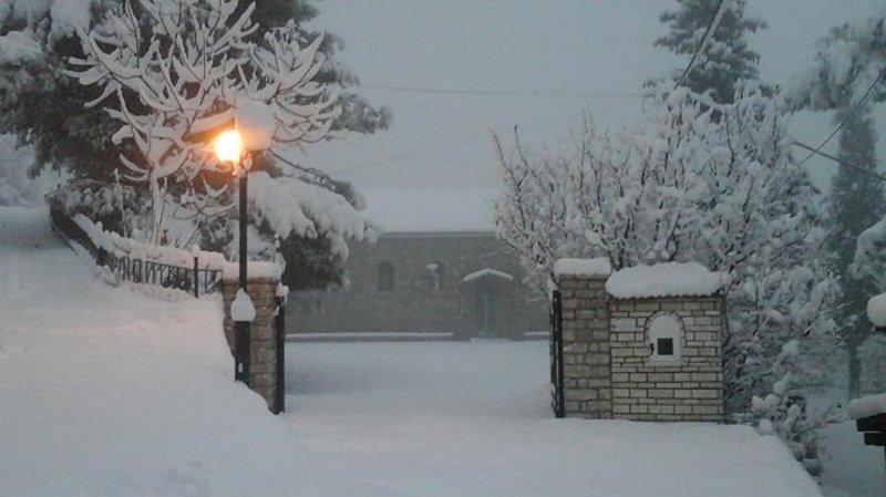 Σε κλοιό χιονιά και η δυτική Ελλάδα -Ποιοι δρόμοι έκλεισαν, που χρειάζονται αλυσίδες [εικόνες & βίντεο] | iefimerida.gr 5