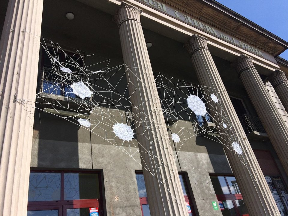 Οι εγκαταστάσεις της κρέμονται σε στοές ή σε δέντρα σαν γιγαντιαίοι ιστοί αράχνης