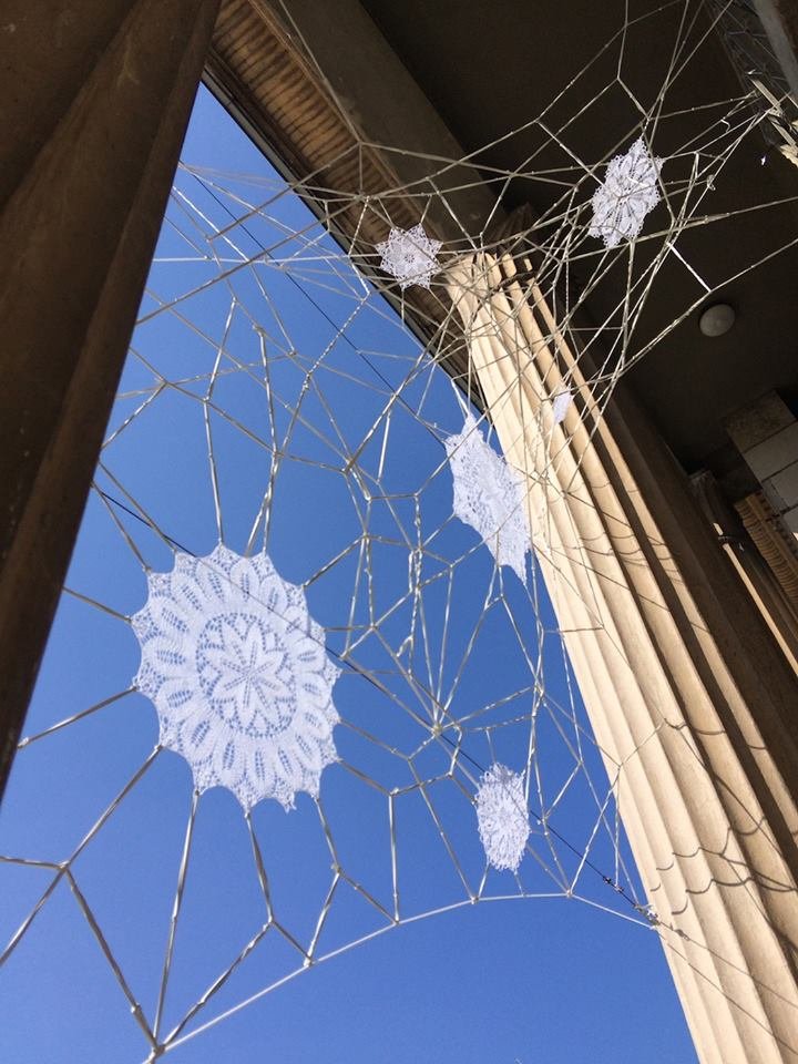 «Ντύνει» ολόκληρα κτίρια με δαντέλες -Σαν ιστοί αράχνης [εικόνες] | iefimerida.gr 5