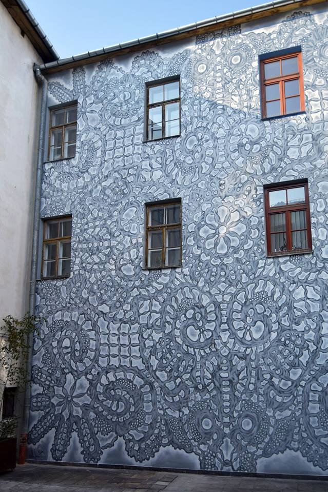 «Ντύνει» ολόκληρα κτίρια με δαντέλες -Σαν ιστοί αράχνης [εικόνες] | iefimerida.gr 6