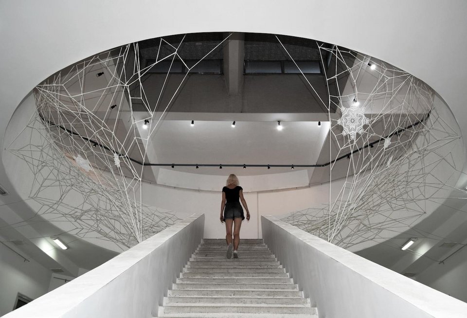 «Ντύνει» ολόκληρα κτίρια με δαντέλες -Σαν ιστοί αράχνης [εικόνες] | iefimerida.gr 7