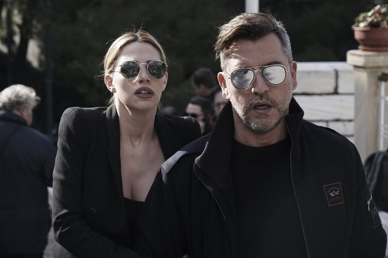 Τα κορίτσια του Θέμου Aναστασιάδη είπαν το τελευταίο αντίο στον τηλεοπτικό τους δάσκαλο [εικόνες] | iefimerida.gr 4