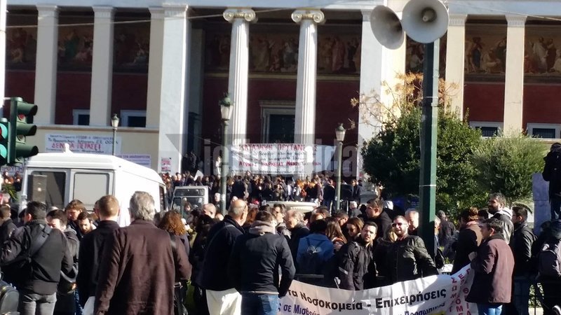 Ξανά στους δρόμους σήμερα οι εκπαιδευτικοί -Διαμαρτυρία στη Βουλή [εικόνες & βίντεο] | iefimerida.gr 1