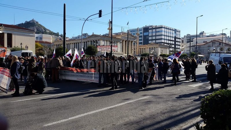 Ξανά στους δρόμους σήμερα οι εκπαιδευτικοί -Διαμαρτυρία στη Βουλή [εικόνες & βίντεο] | iefimerida.gr 14