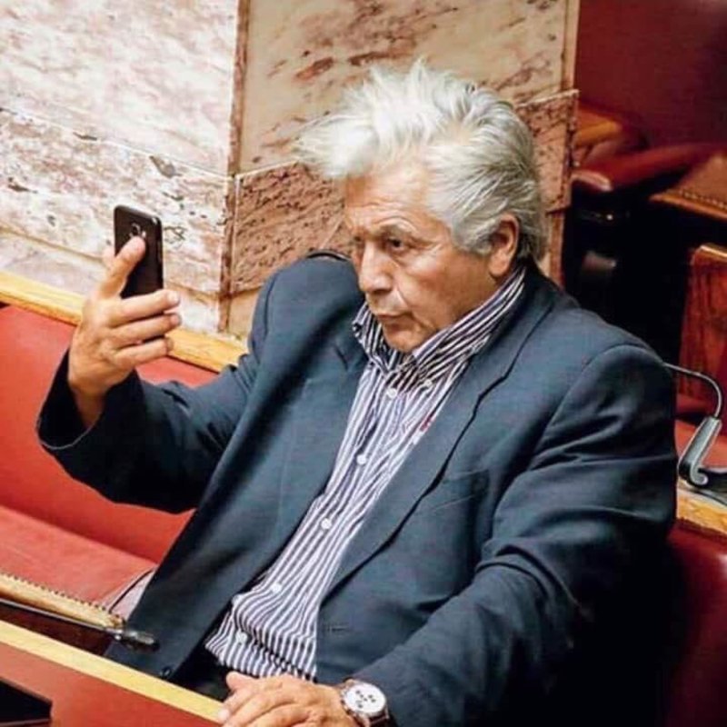 Ξεχάστε την μυθική σέλφι Παπαχριστόπουλου -Εβγαλε νέες, επικές φωτογραφίες στη Βουλή [εικόνες] | iefimerida.gr 0