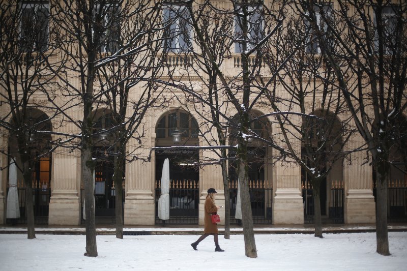  Μαγικό τοπίο στα λευκά το Παρίσι- Εδωσαν μαθήματα στιλ ξανά οι Παριζιάνες [εικόνες] | iefimerida.gr 1